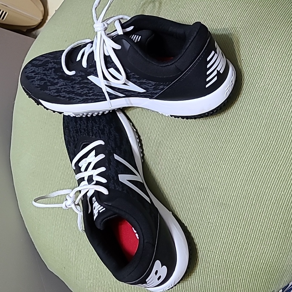 New Balance men's 9.5 4040 turf trainer baseball shoes black/gray, like new